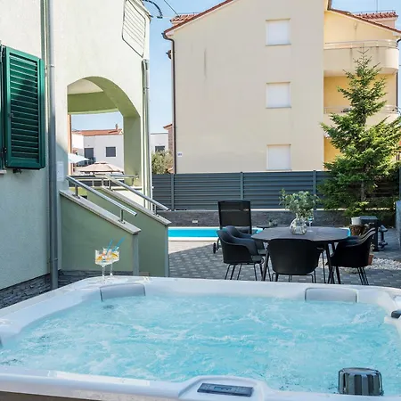 S With Pool, Jacuzzi & Gym Semesterbostad *