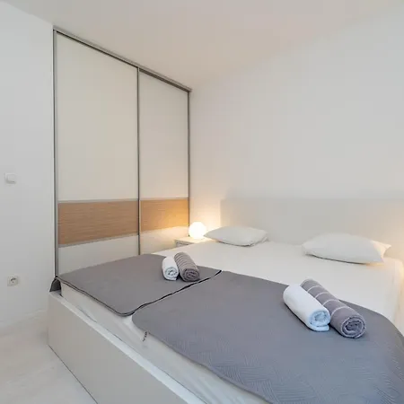 Semesterbostad S With Pool, Jacuzzi & Gym Vodice