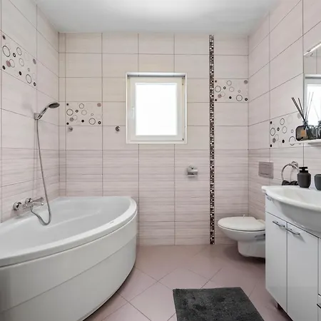 Semesterbostad S With Pool, Jacuzzi & Gym Vodice