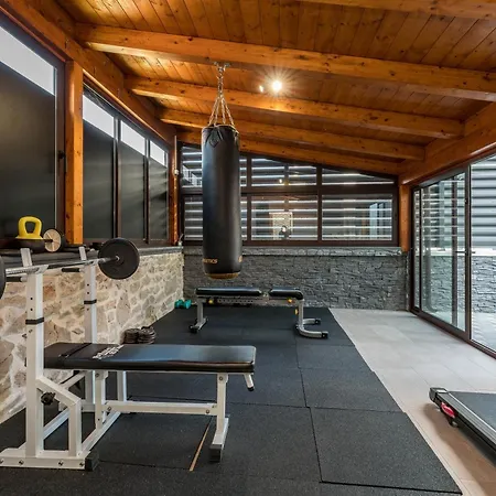 S With Pool, Jacuzzi & Gym *