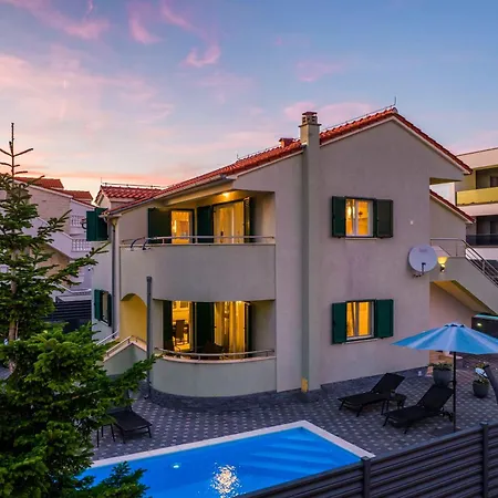 S With Pool, Jacuzzi & Gym Semesterbostad Vodice