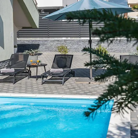 S With Pool, Jacuzzi & Gym Semesterbostad
