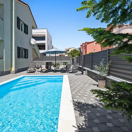 Semesterbostad S With Pool, Jacuzzi & Gym Vodice