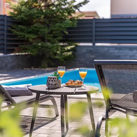 S With Pool, Jacuzzi & Gym Vodice