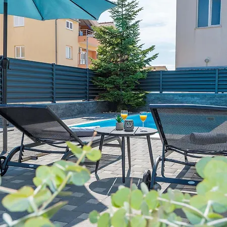 S With Pool, Jacuzzi & Gym Semesterbostad