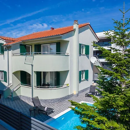 S With Pool, Jacuzzi & Gym Semesterbostad *