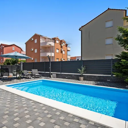 S With Pool, Jacuzzi & Gym *