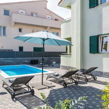Semesterbostad S With Pool, Jacuzzi & Gym *