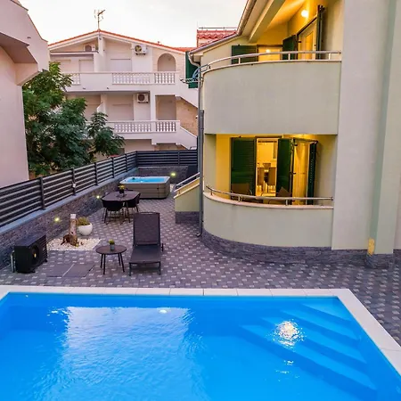 Semesterbostad S With Pool, Jacuzzi & Gym *