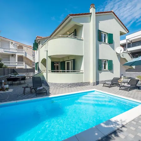 S With Pool, Jacuzzi & Gym Semesterbostad *