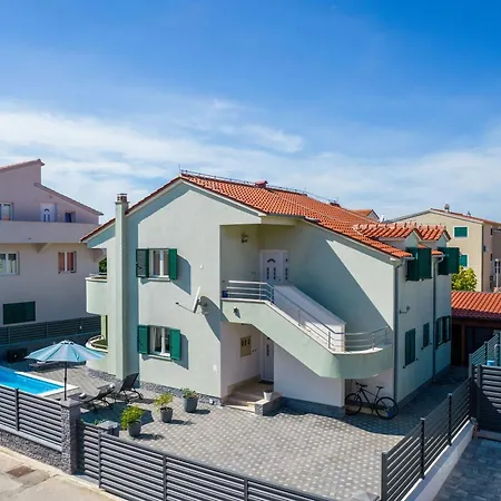 Semesterbostad S With Pool, Jacuzzi & Gym *