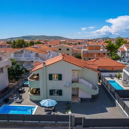 Holiday home S With Pool, Jacuzzi & Gym *